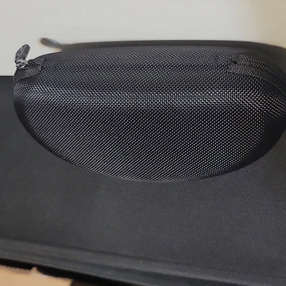 Oakley Black Textured Hard Shell Sunglasses Case - Picture 4 of 4